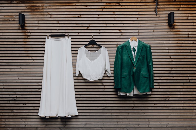 Trouwjurk%20van%20Sikkema%20en%20kostuum%20van%20The%20Suitlab%20-%20House%20of%20Weddings