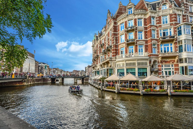Bootje%20varen%20in%20Amsterdam%2C%20de%20perfecte%20setting%20voor%20je%20huwelijksaanzoek%20-%20House%20of%20Weddings