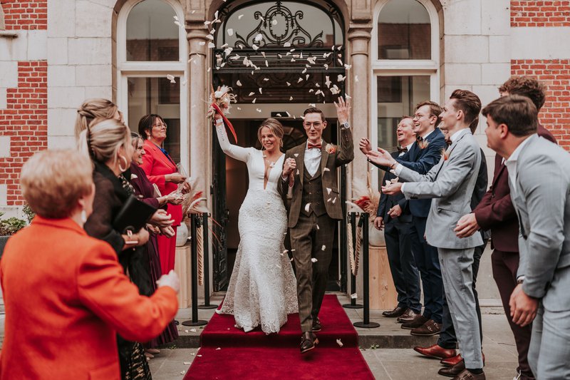 Pauline%20en%20Lukas%20voor%20het%20gemeentehuis%20van%20Kortemark%20-%20House%20of%20Weddings