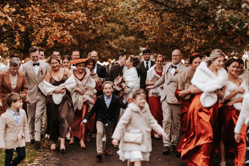 Pauline%20en%20Lukas%20te%20midden%20van%20hun%20lopende%20suiteleden%20-%20House%20of%20Weddings