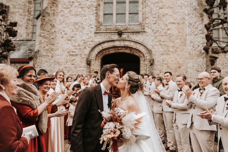 Pauline%20en%20Lukas%20voor%20de%20Sint-Hadrianuskerk%20in%20Handzame%20-%20House%20of%20Weddings