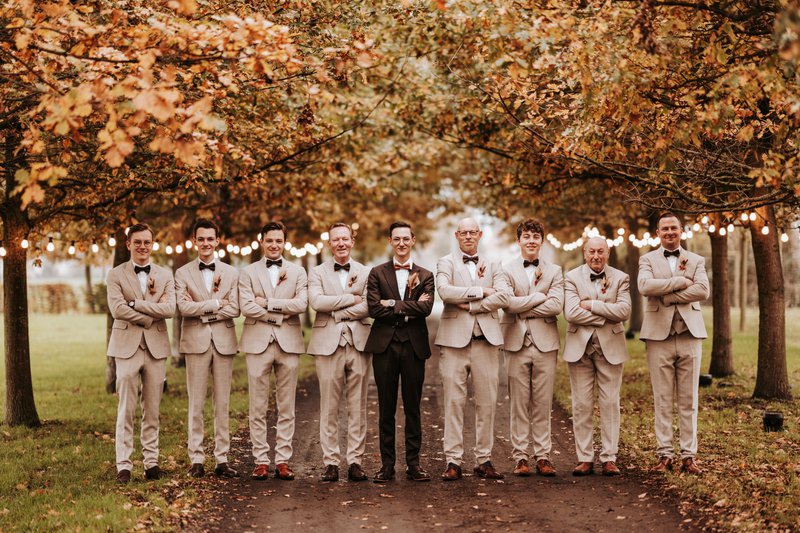 De%20mannelijke%20suiteleden%20in%20hetzelfde%20kostuum%20-%20House%20of%20Weddings