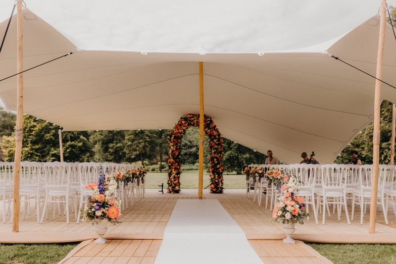 De%20opstelling%20voor%20de%20ceremonie%20onder%20een%20tent%20-%20House%20of%20Weddings