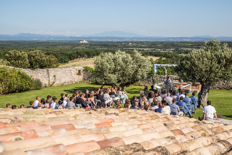 Een%20ceremonie%20met%20prachtig%20uitzicht%20in%20Domaine%20de%20Sarson%20-%20House%20of%20Weddings