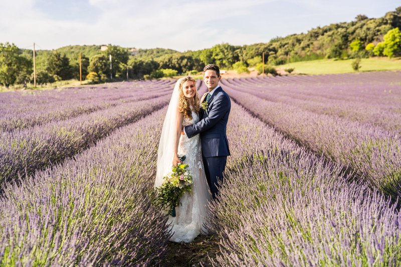 Een%20pas%20getrouwd%20koppel%20in%20de%20lavendelvelden%20rond%20Domaine%20de%20Sarson%20-%20House%20of%20Weddings