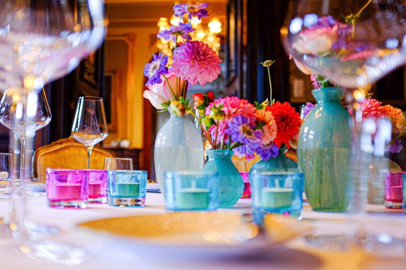 Kleurrijke%20bloemen%20en%20vaasjes%20als%20tafeldecoratie%20-%20House%20of%20Weddings