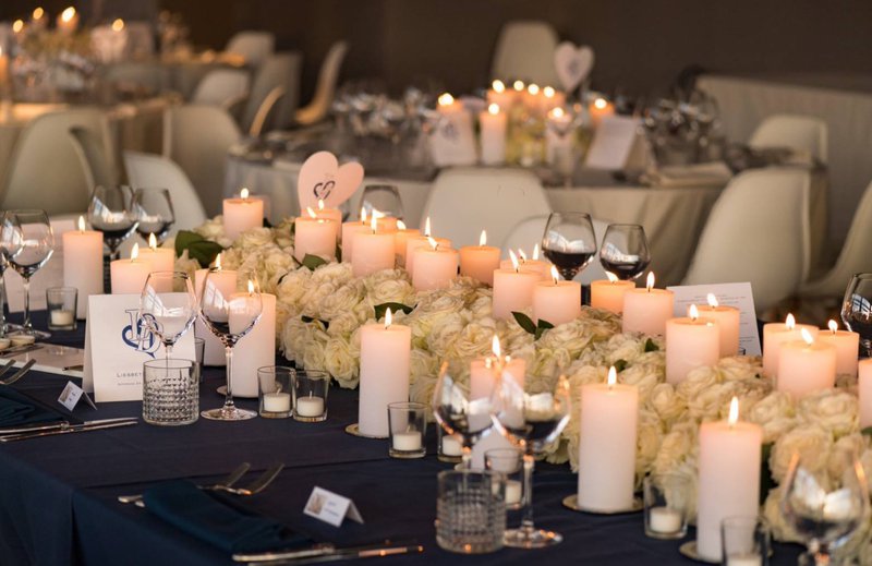 Witte%20rozen%20als%20tafeldecoratie%20-%20House%20of%20Weddings