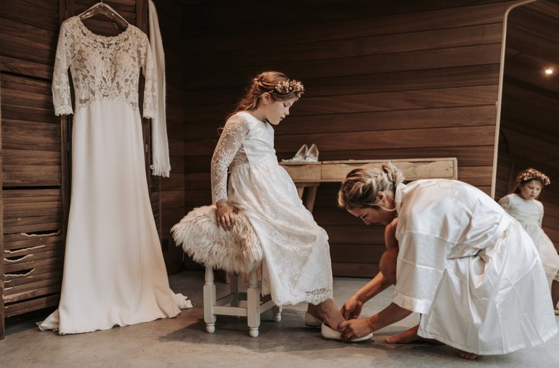 Cindy%20helpt%20haar%20dochtertje%20met%20bruidskledij%20aandoen%20-%20House%20of%20Weddings