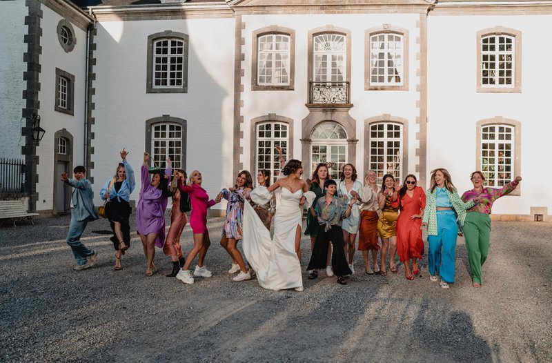 Manou%20en%20haar%20vriendinnen%20dansend%20voor%20het%20kasteel%20van%20Deulin%20-%20House%20of%20Weddings