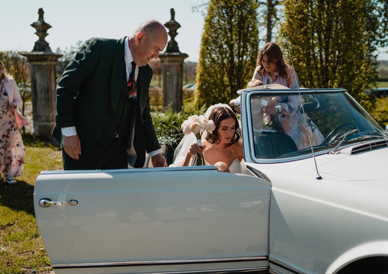 Manou%20komt%20aan%20in%20de%20oldtimer%20-%20House%20of%20Weddings
