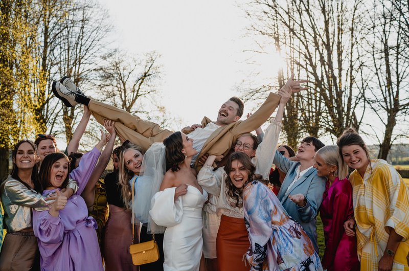 Manou%20en%20Domien%20vieren%20met%20hun%20vrienden%20-%20House%20of%20Weddings