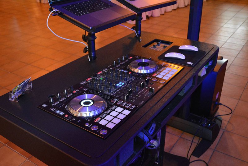 Een%20van%20de%20vragen%20om%20aan%20je%20DJ%20te%20stellen%3A%20neem%20jij%20je%20eigen%20geluidsinstallatie%20mee%3F%20-%20House%20of%20Weddings