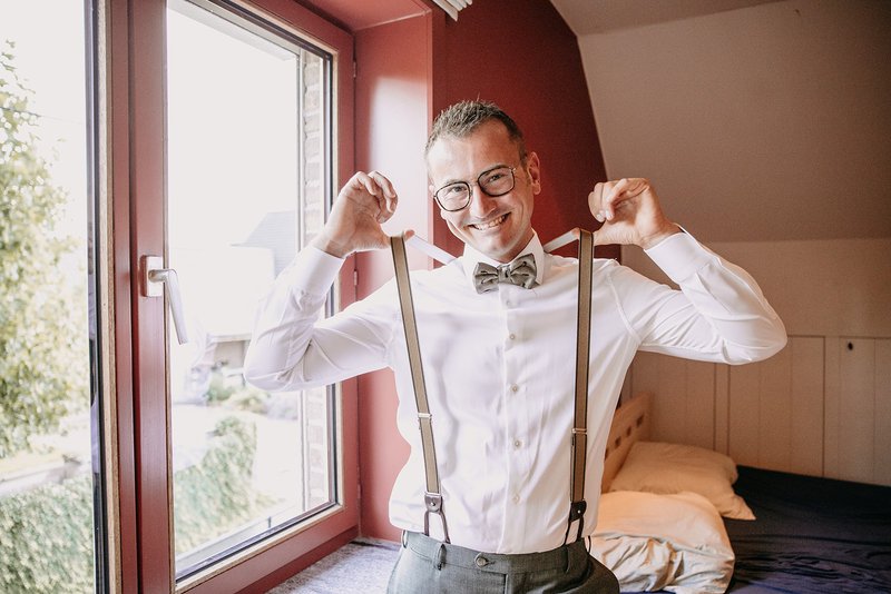 Jean-Marie%27s%20kostuum%20met%20bretellen%20van%20Grusenmeyer%20-%20House%20of%20Weddings