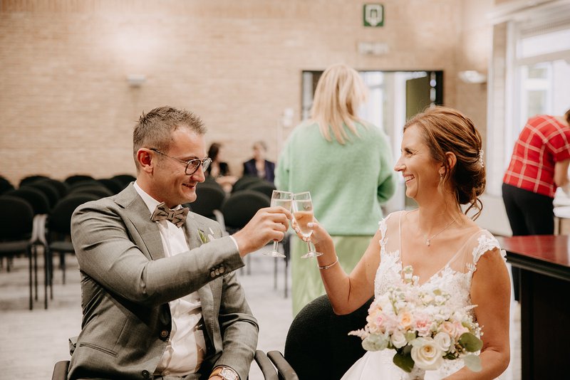 Sylvie%20en%20Jean-Marie%20klinken%20op%20hun%20huwelijk%20-%20House%20of%20Weddings
