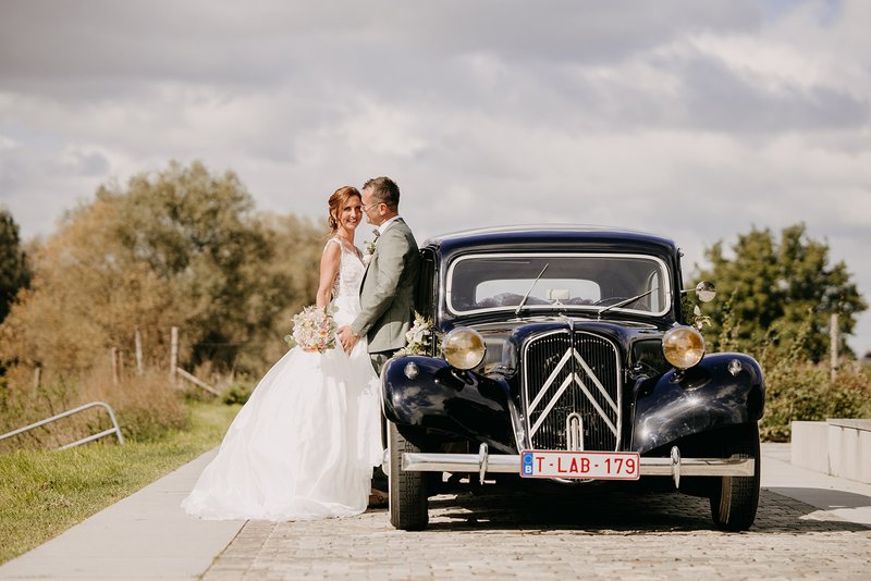Sylvie%20en%20Jean-Marie%20met%20ceremoniewagen%20oldtimer%20Citro%EBn%20-%20House%20of%20Weddings