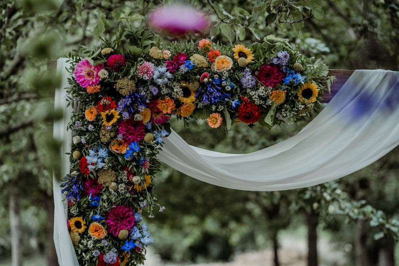 Kleurrijke%20bloemenboog%20-%20House%20of%20Weddings