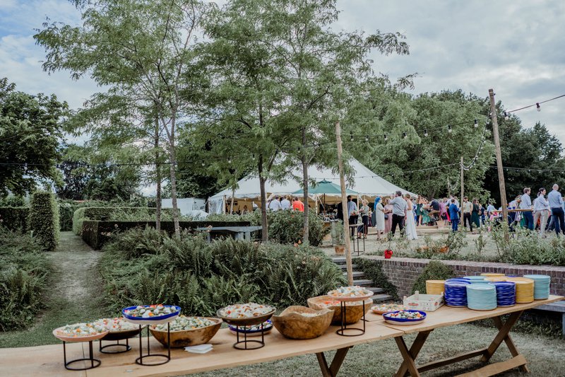 Een%20lange%20tafel%20buffet%20in%20de%20tuin%20-%20House%20of%20Weddings