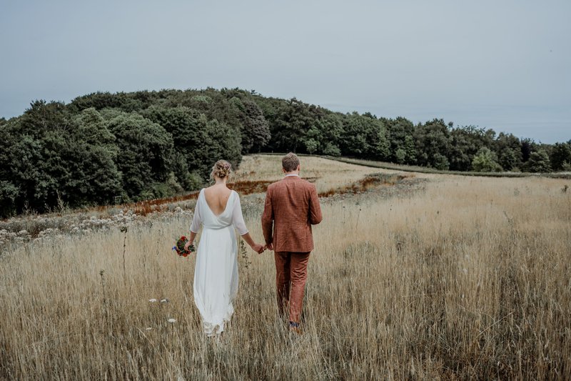 Tine%20en%20Tycho%20wandelen%20door%20velden%20-%20House%20of%20Weddings