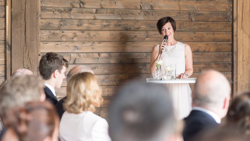 Ceremoniespreker%20Tine%20De%20Donder%20spreekt%20op%20een%20huwelijk%20-%20House%20of%20Weddings