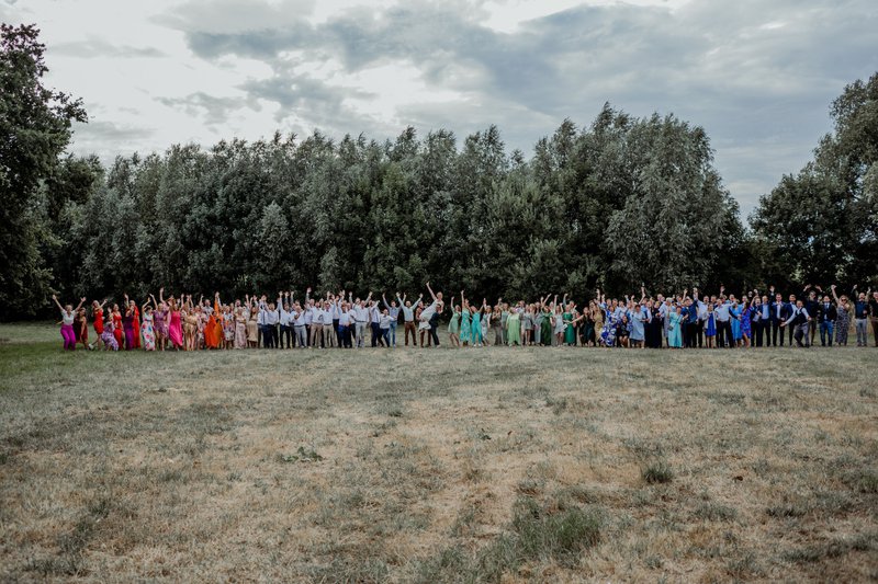 Een%20groepsfoto%20met%20iedereen%20opgelijnd%20per%20kleur%20van%20de%20kledij%20-%20House%20of%20Weddings