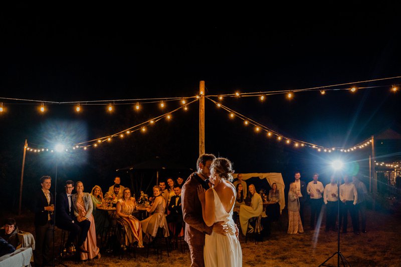 Openingsdans%20in%20de%20buitenlucht%20onder%20lichtjes%20-%20House%20of%20Weddings