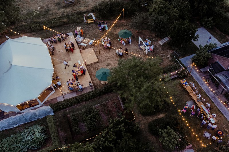 Een%20grote%20tent%20en%20lichtjes%20in%20de%20tuin%20-%20House%20of%20Weddings