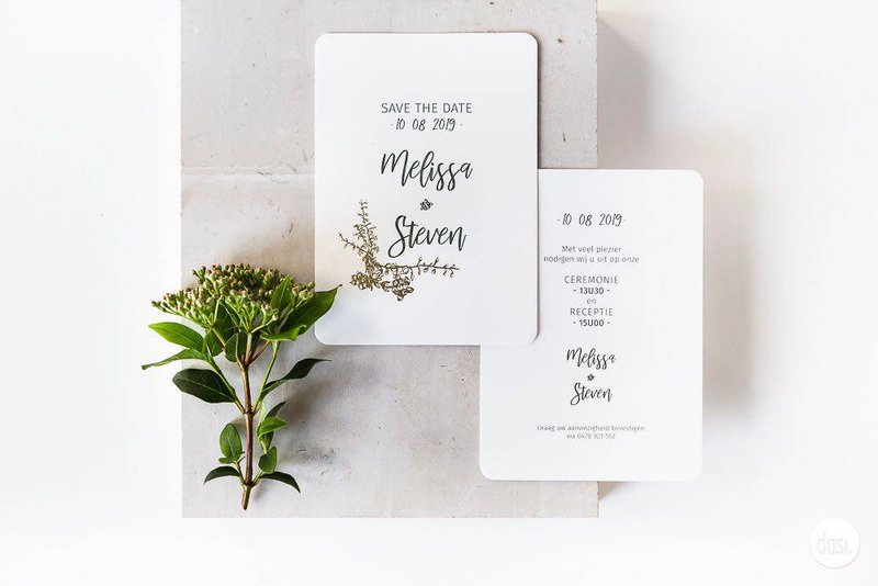 Minimalistische%20foto%20van%20een%20save%20the%20date%20op%20wit%20papier%20met%20tekening%20van%20een%20tak%20met%20blaadjes