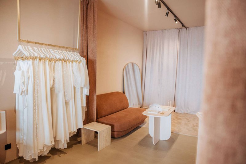 Paskamer%20bruidsmodewinkel%20-%20trouwjurk%20passen