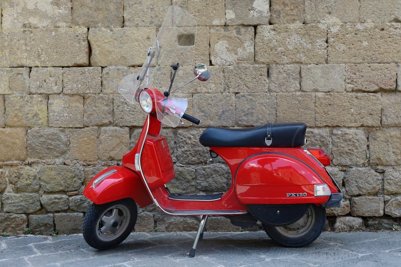 Hoe%20je%20verplaatsen%20in%20Itali%EB%3A%20met%20de%20rode%20Vespa%21%20-%20House%20of%20Weddings