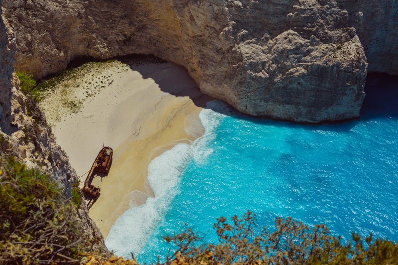 redenen%20om%20op%20huwelijksreis%20te%20gaan%20naar%20de%20Griekse%20eilanden%3A%20shipwreck%20beach%20Zakynthos%20-%20House%20of%20Weddings