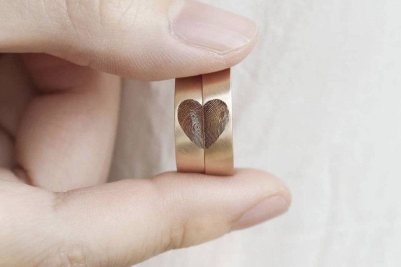 Duo%20trouwringen%20met%20vingerprint%20van%20De%20Bruyloft%20-%20House%20of%20Weddings