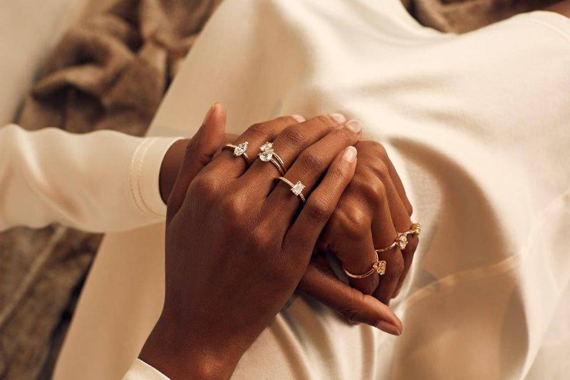 Trouwringen%20met%20edelstenen%20van%20Elliot%20%26%20Ostrich%20-%20House%20of%20Weddings